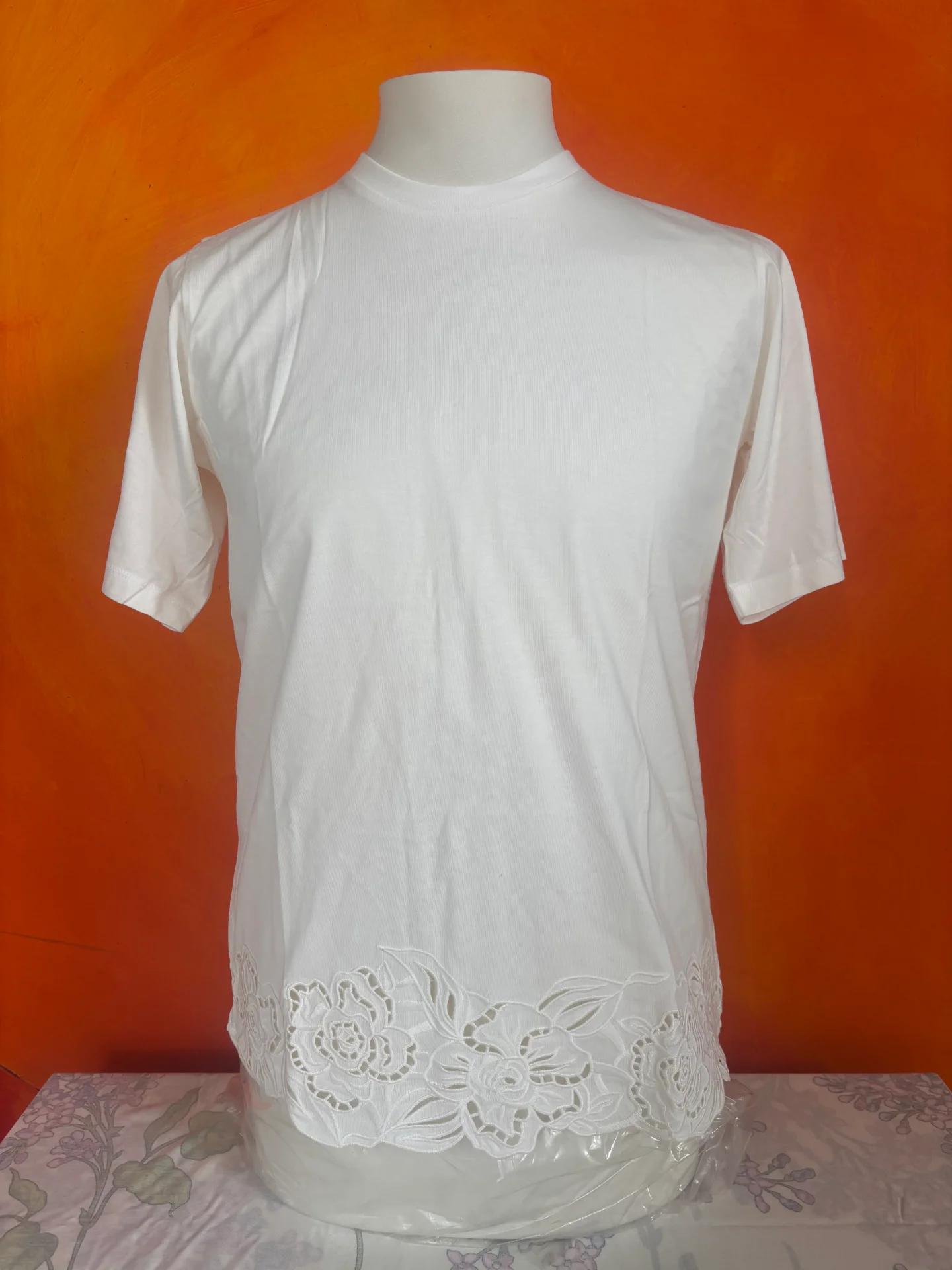 Diversas peças de roupa
